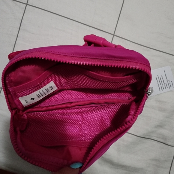 Lululemon Everywhere Belt bag sonic pink - Picture 2 of 2